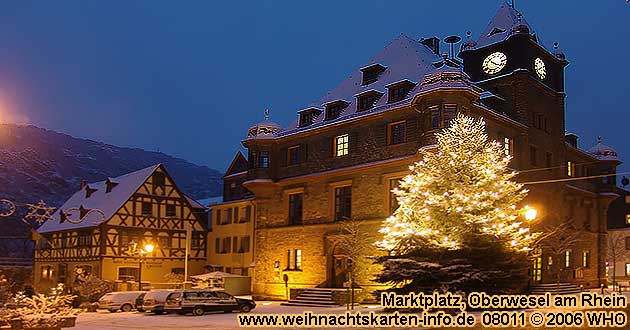 Marktplatz mit Weihnachtsbaum am Rathaus in Oberwesel am Rhein